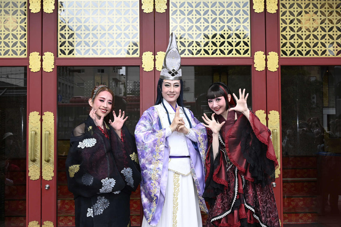 開幕前セレモニーに登場した（左から）千咲えみ、楊琳、舞美りら