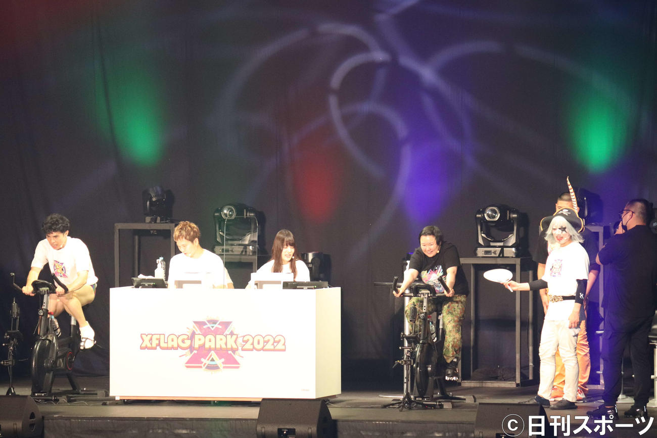 「XFLAG PARK 2022」にて実施された、「シャットダウンモンスト！」でプレイする、左から小島よしお、2人おいてやす子（撮影・加藤理沙）