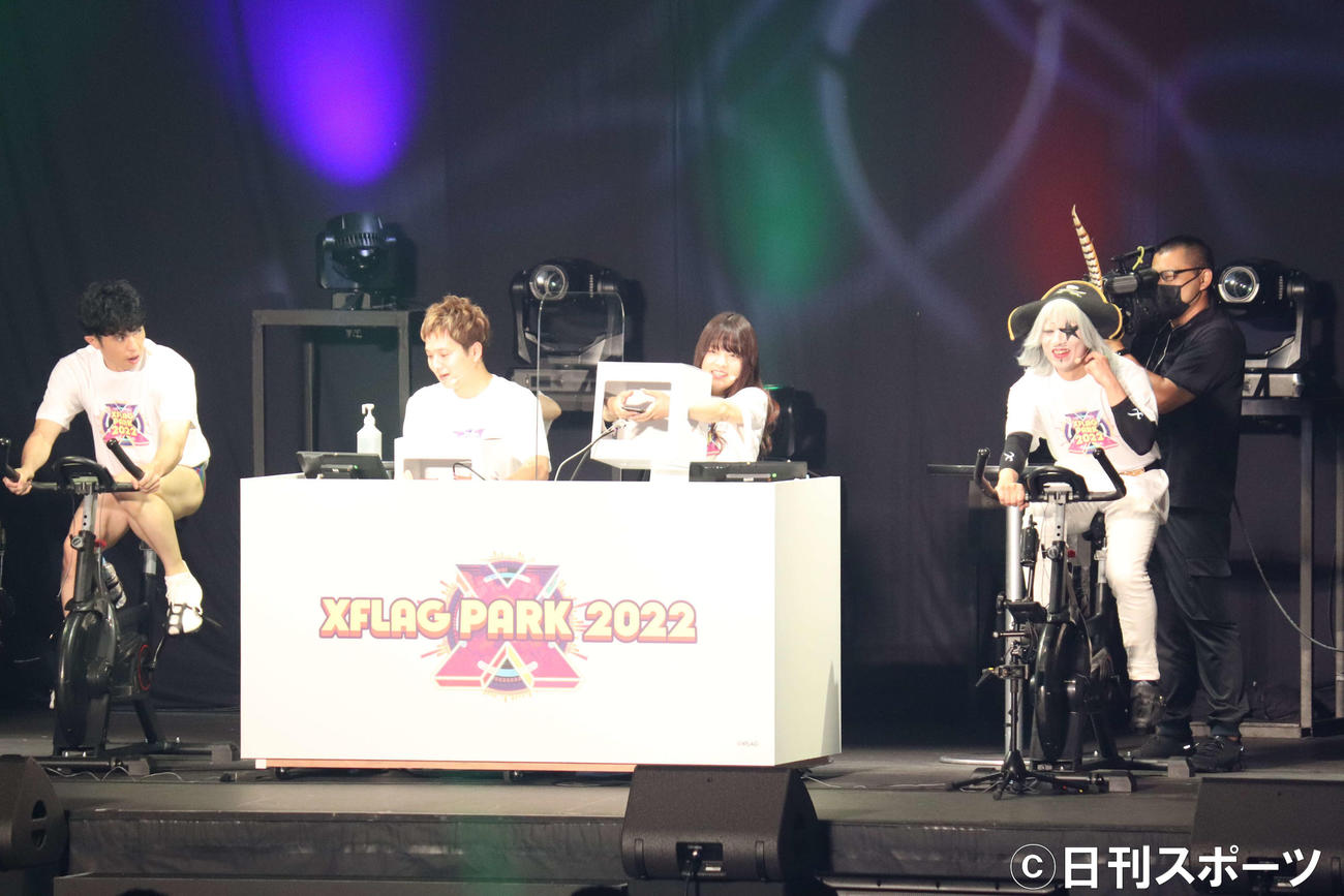 「XFLAG PARK 2022」にて実施された、「シャットダウンモンスト！」でプレイする、左から小島よしお、2人おいてゴー☆ジャス（撮影・加藤理沙）