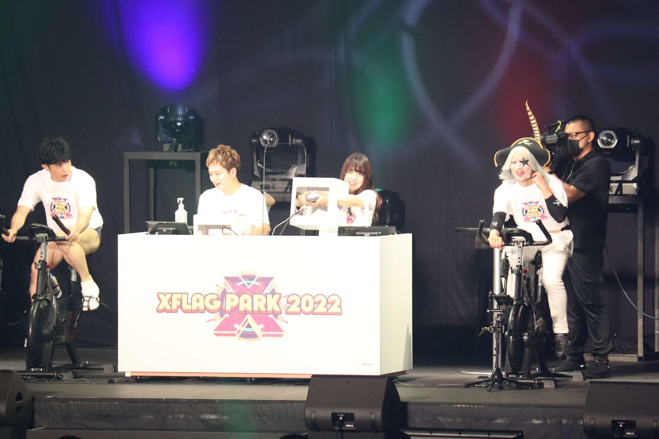 「XFLAG PARK 2022」にて実施された、「シャットダウンモンスト！」でプレイする、左から小島よしお、2人おいてゴー☆ジャス（撮影・加藤理沙）