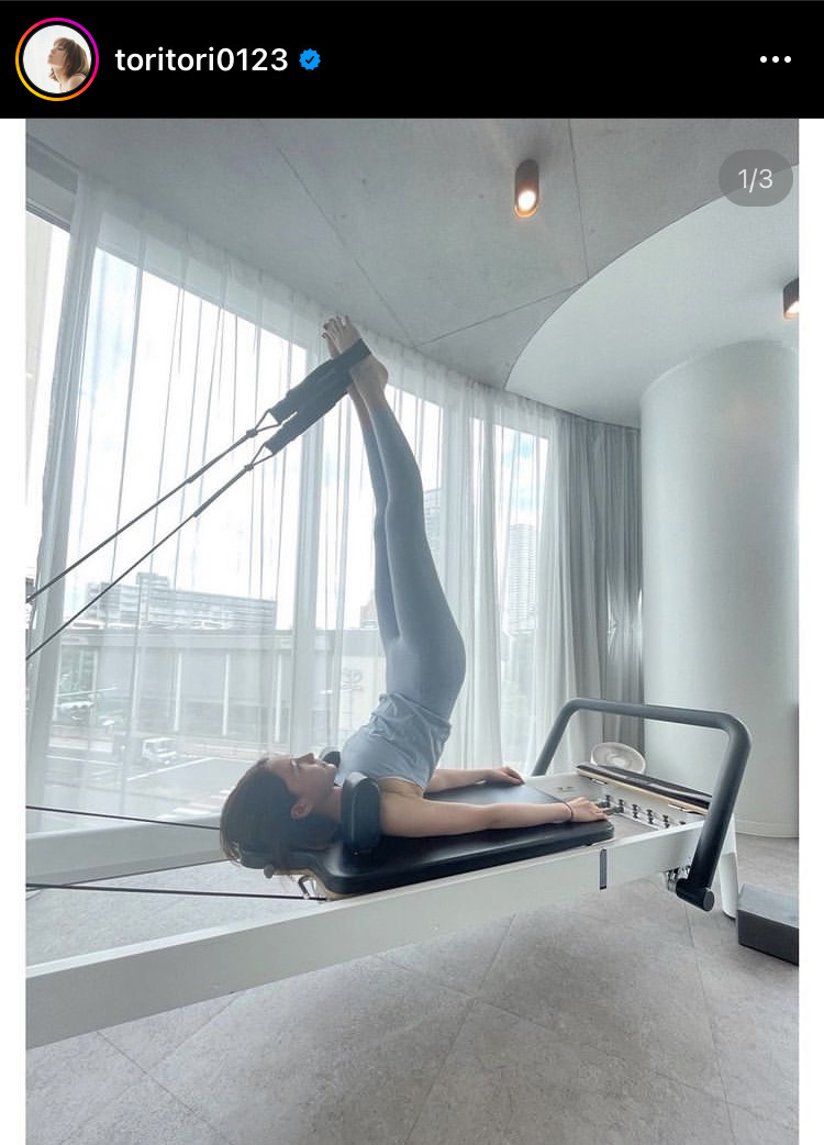 ピラティスで体幹トレーニングするトリンドル玲奈（インスタグラムより）