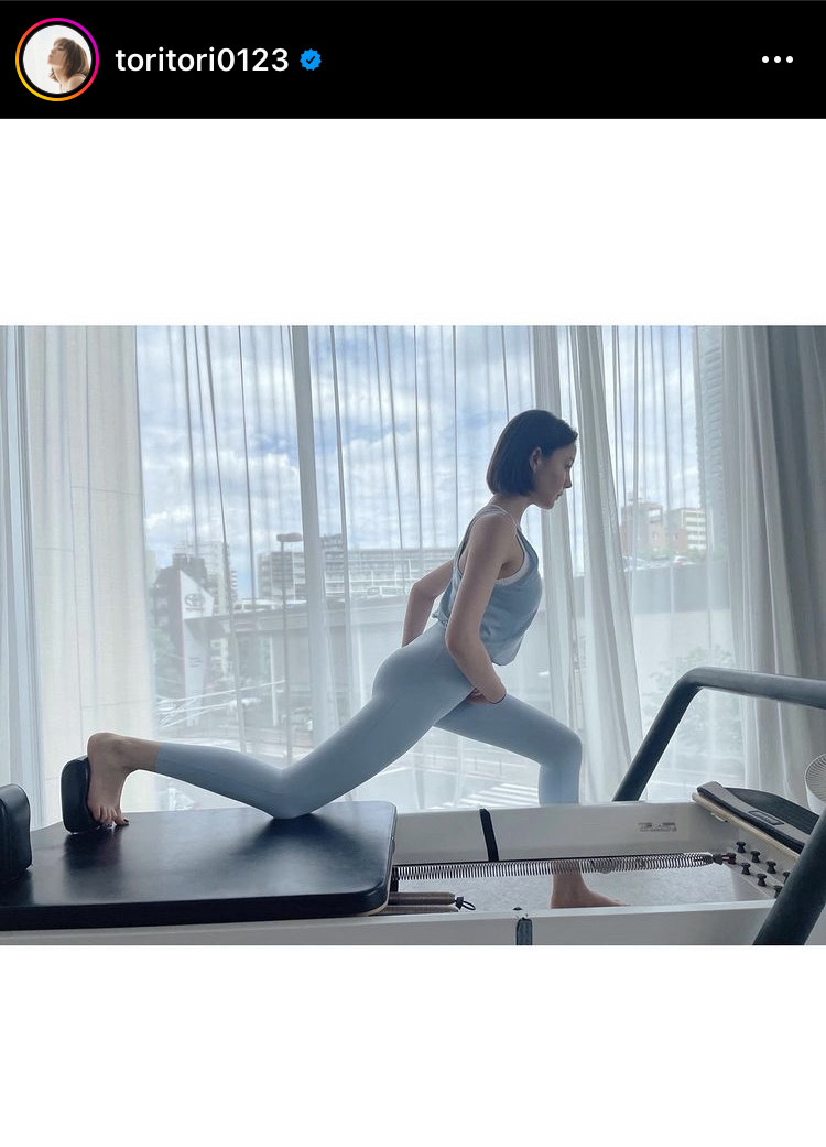 ピラティスで体幹トレーニングするトリンドル玲奈（インスタグラムより）