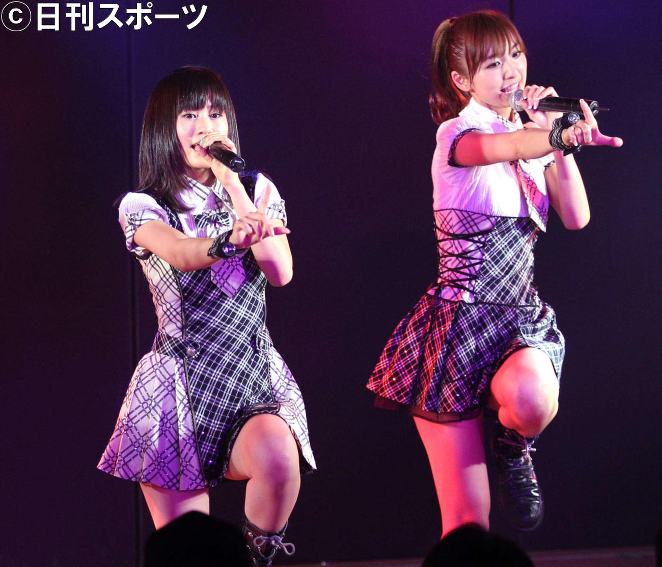 AKB48時代の前田敦子（左）、篠田麻里子（2010年5月撮影）