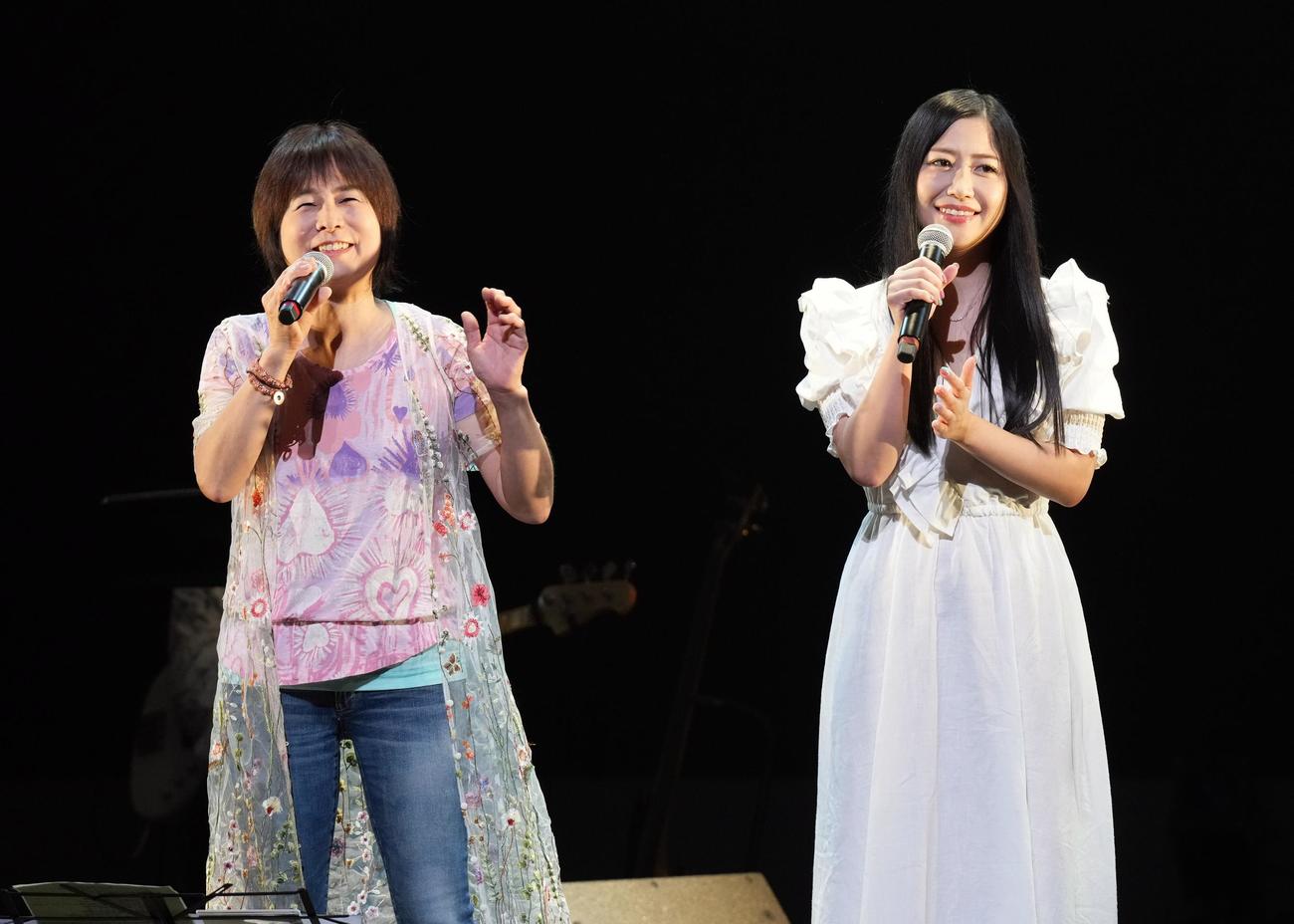 初のワンマンコンサートを開催した門松みゆき（右）。左は白井貴子