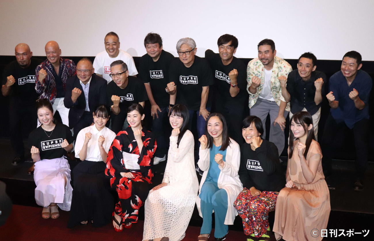 映画「SUPER SAPINESS THE BIGINNING」完成披露上映会に出席した、後列左から2人おいて佐藤祐市監督、本広克行監督、堤幸彦監督、森谷雄プロデューサー（撮影・加藤理沙）