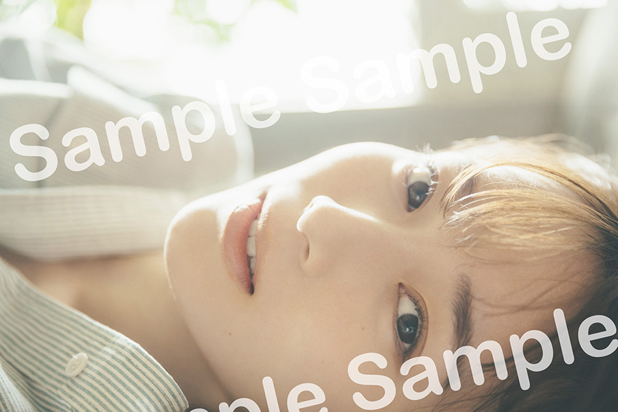 櫻坂46守屋麗奈ファースト写真集のSHIBUYA TSUTAYAポストカード（撮影／東京祐）