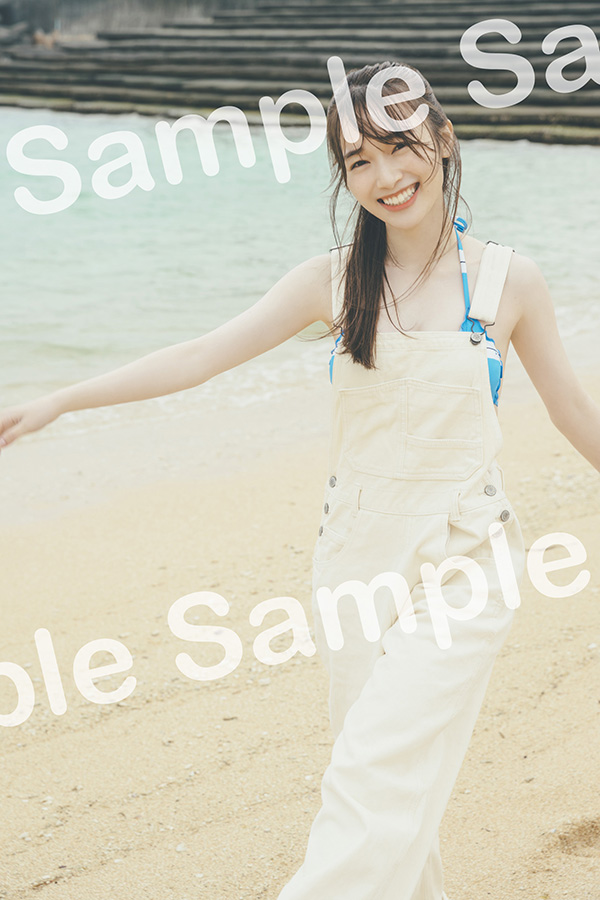櫻坂46守屋麗奈ファースト写真集のTSUTAYAポストカード（撮影／東京祐）