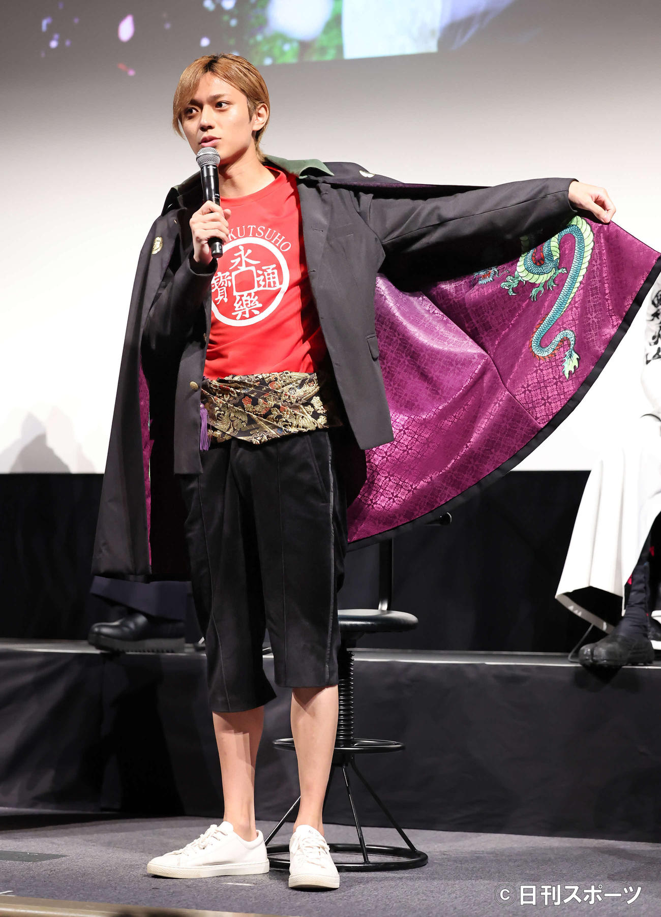 織田信長役の永瀬廉。「ズボンは半ズボン、上着の裏地には竜がいます」（撮影・丹羽敏通）