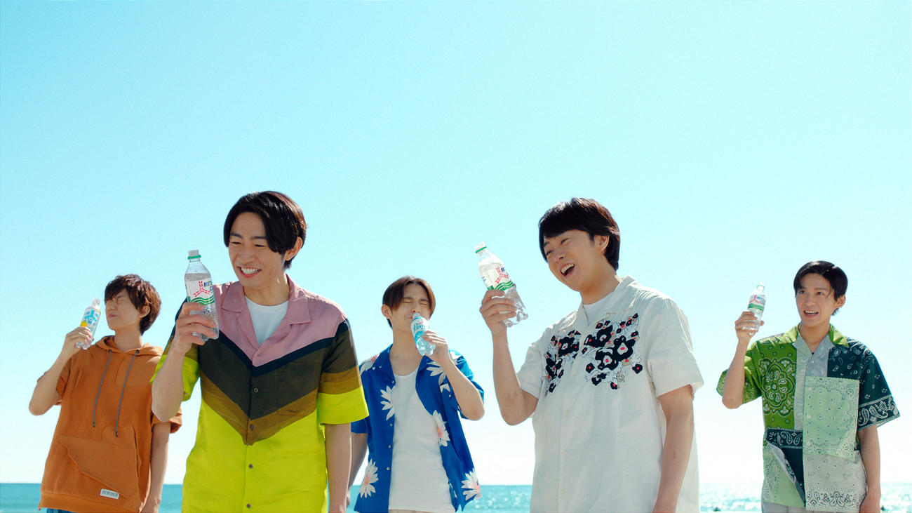 「三ツ矢サイダー」新CMに出演する（左から）阿部亮平、相葉雅紀、山田涼介、櫻井翔、目黒蓮