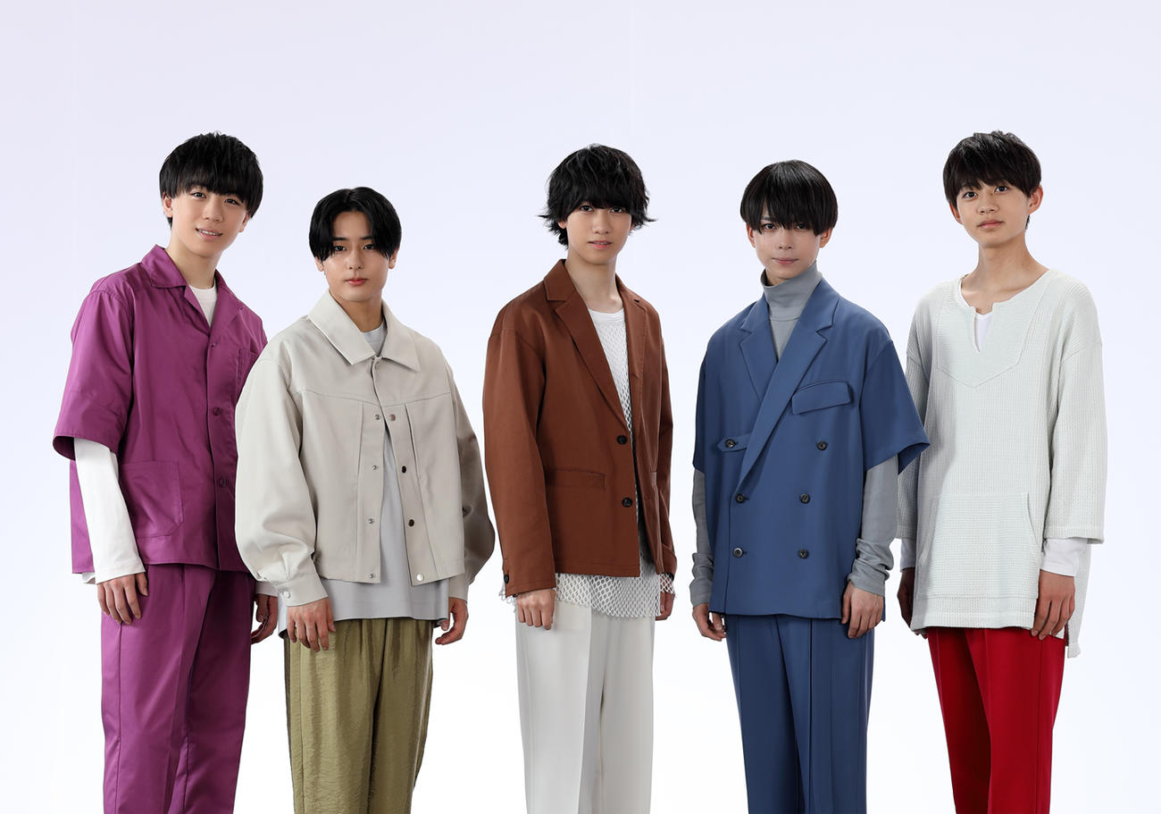 新感覚バスツアー「WOW RIDE」で映像バスガイドに挑戦するジャニーズJr．。左から小鯛詩恩、安嶋秀生、大東立樹、織山尚大、千井野空翔