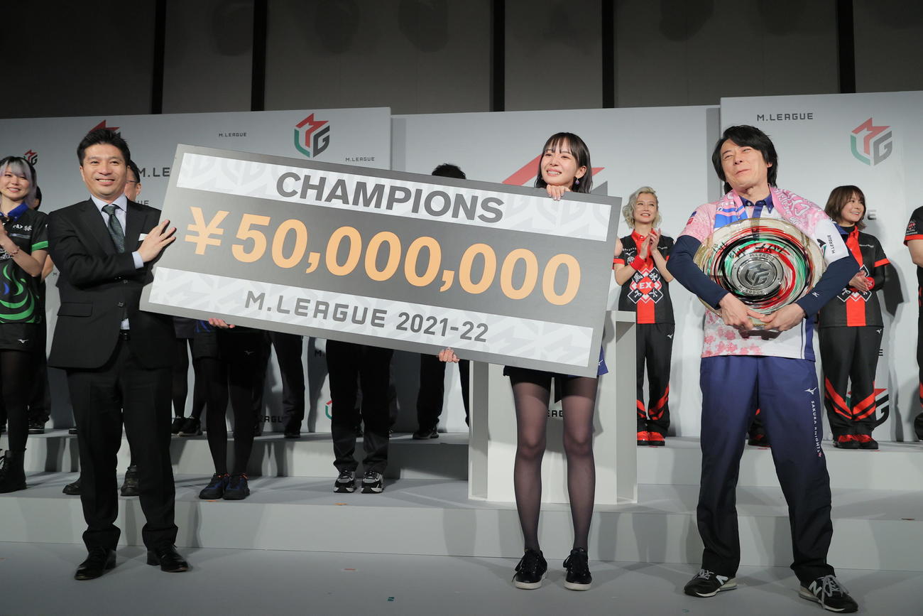 Mリーグ2021－22シーズンで初優勝を飾ったKADOKAWAサクラナイツ岡田紗佳（手前右から2人目）、内川幸太郎（同右）。同左はMリーグチェアマンの藤田晋氏　（C）Mリーグ
