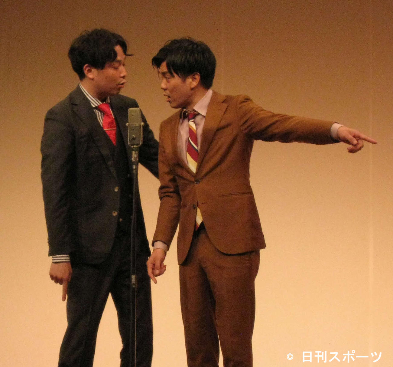 月笑の会場を爆笑で包んだストレッチーズ。福島敏貴（左）と高木貫太（撮影・吉池彰）