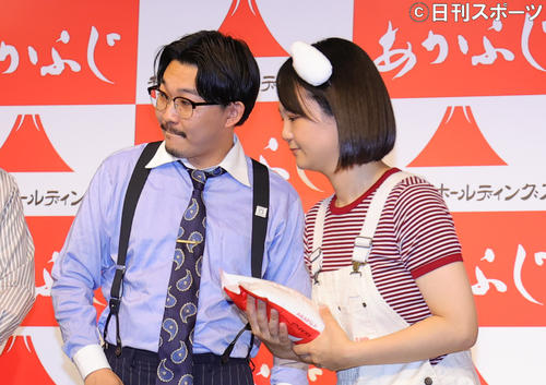 オズワルド伊藤俊介（左）と蛙亭イワクラ（2022年7月6日撮影）