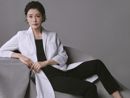 10月放送「科捜研の女」のイメージビジュアルでクールな表情を見せる沢口靖子