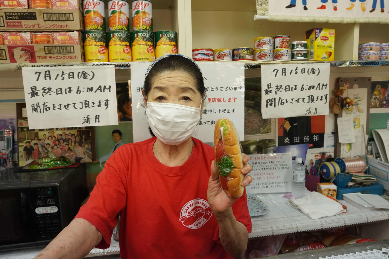 人気メニュー「サザン佳祐ドッグ」を手にする高橋ツナ子さん（撮影・沢田直人）