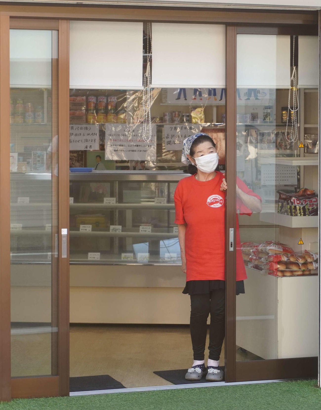 15日に閉店する「清月」の店主高橋ツナ子さん。早朝からファンが訪れ、午前5時ごろには売り切れた（撮影・沢田直人）