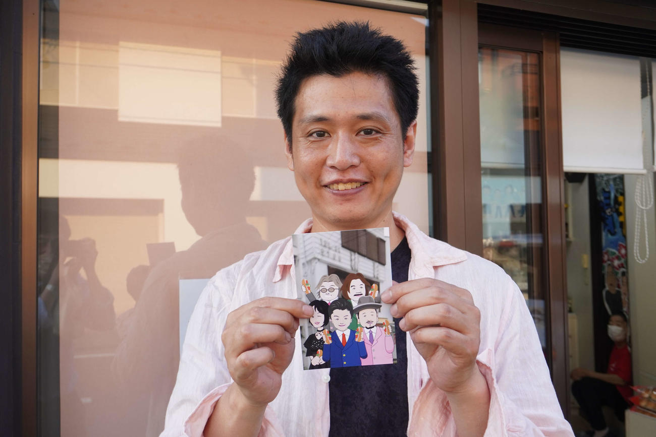 店を訪れる客に配布するポスターカードをデザインした広瀬千也さん（撮影・沢田直人）