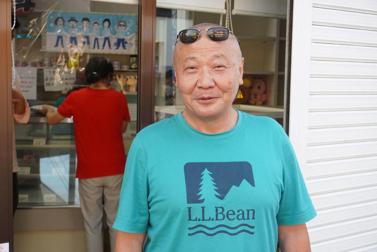 店を訪れた桑田佳祐の野球部の後輩夏目昌昭さん（撮影・沢田直人）