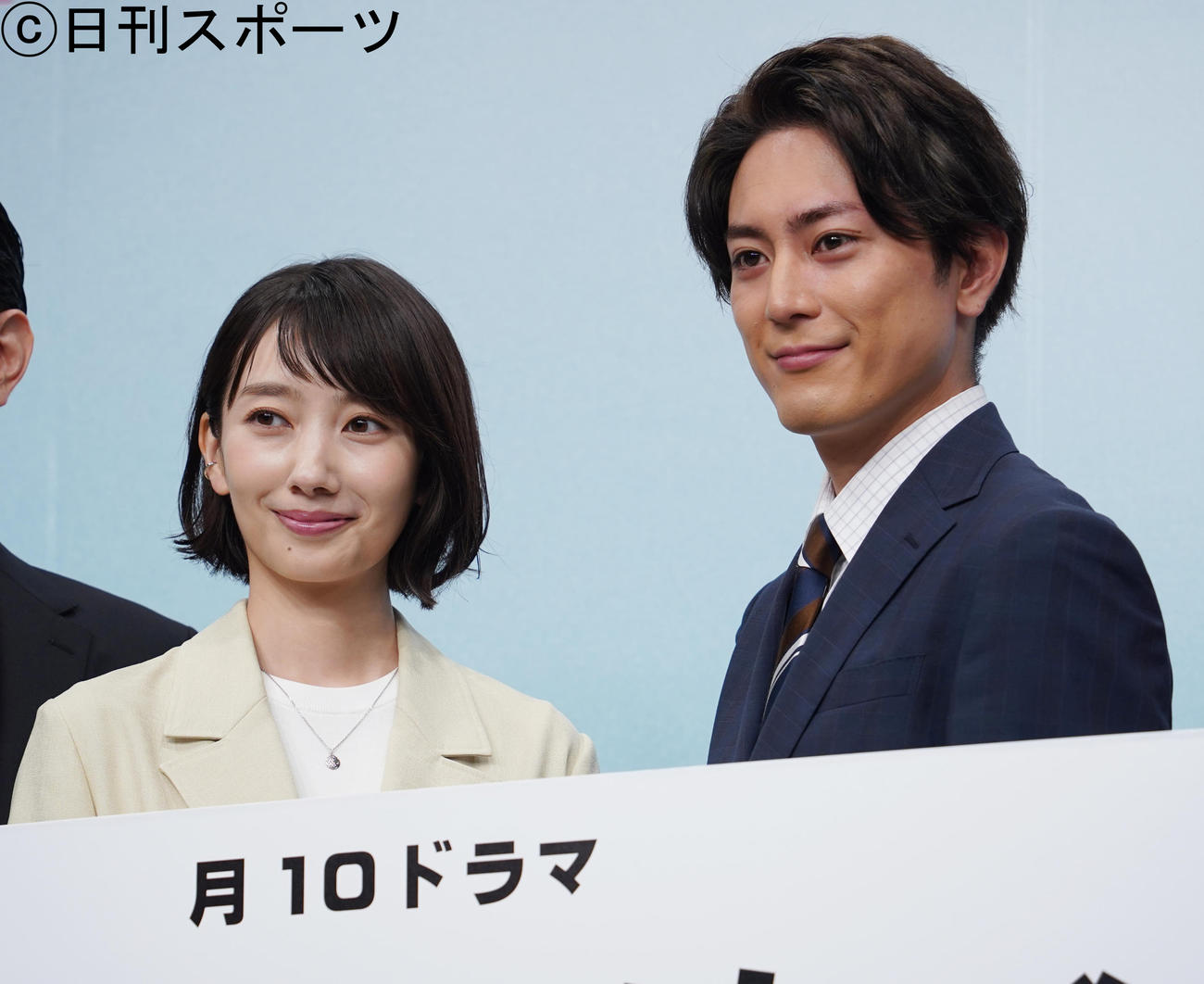 「魔法のリノベ」の制作発表会見に出席した波瑠（左）と間宮祥太朗（撮影・佐藤勝亮）