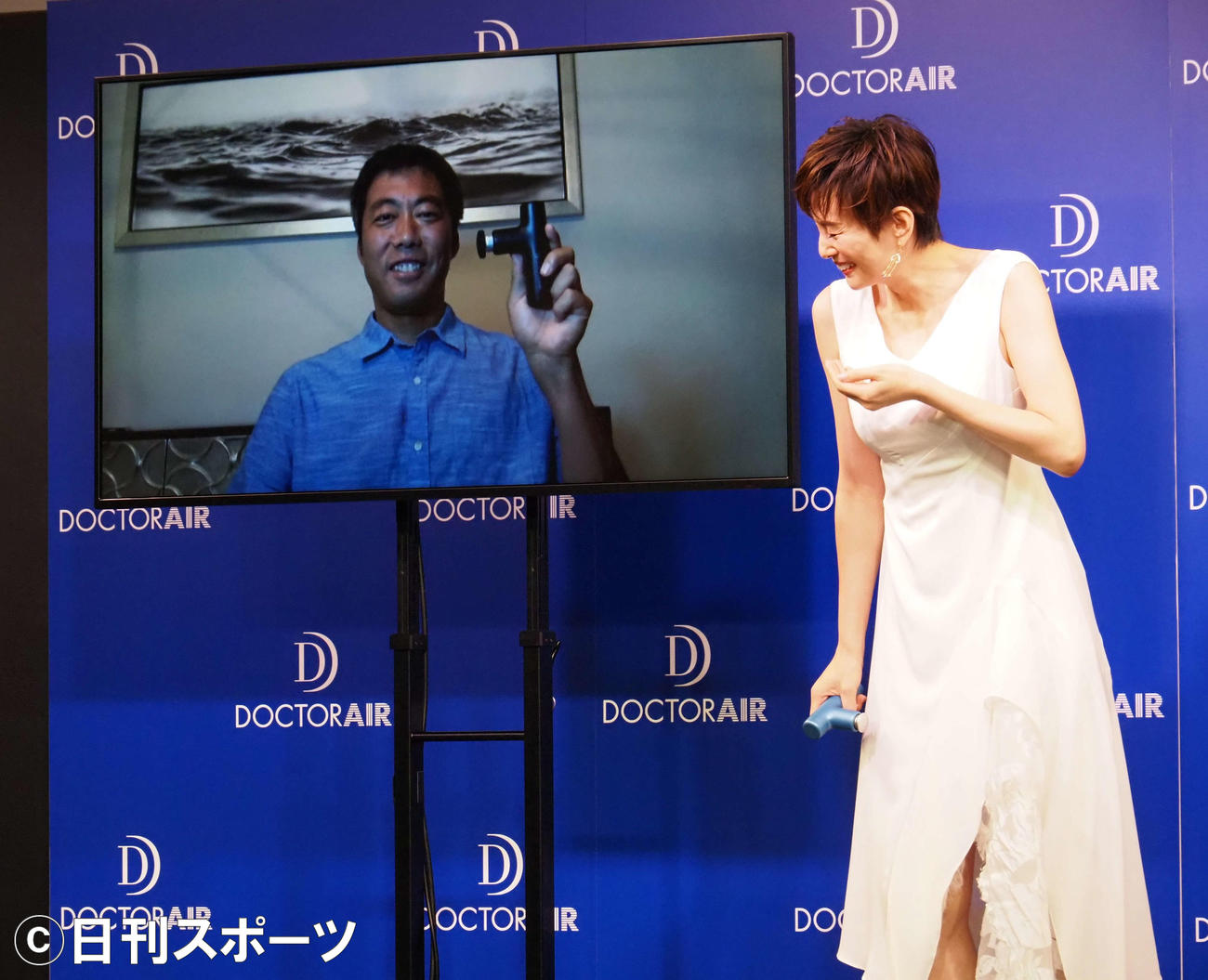 上原浩治氏とのリモート写真撮影に笑いがこらえ切れない米倉涼子（撮影・遠藤尚子）