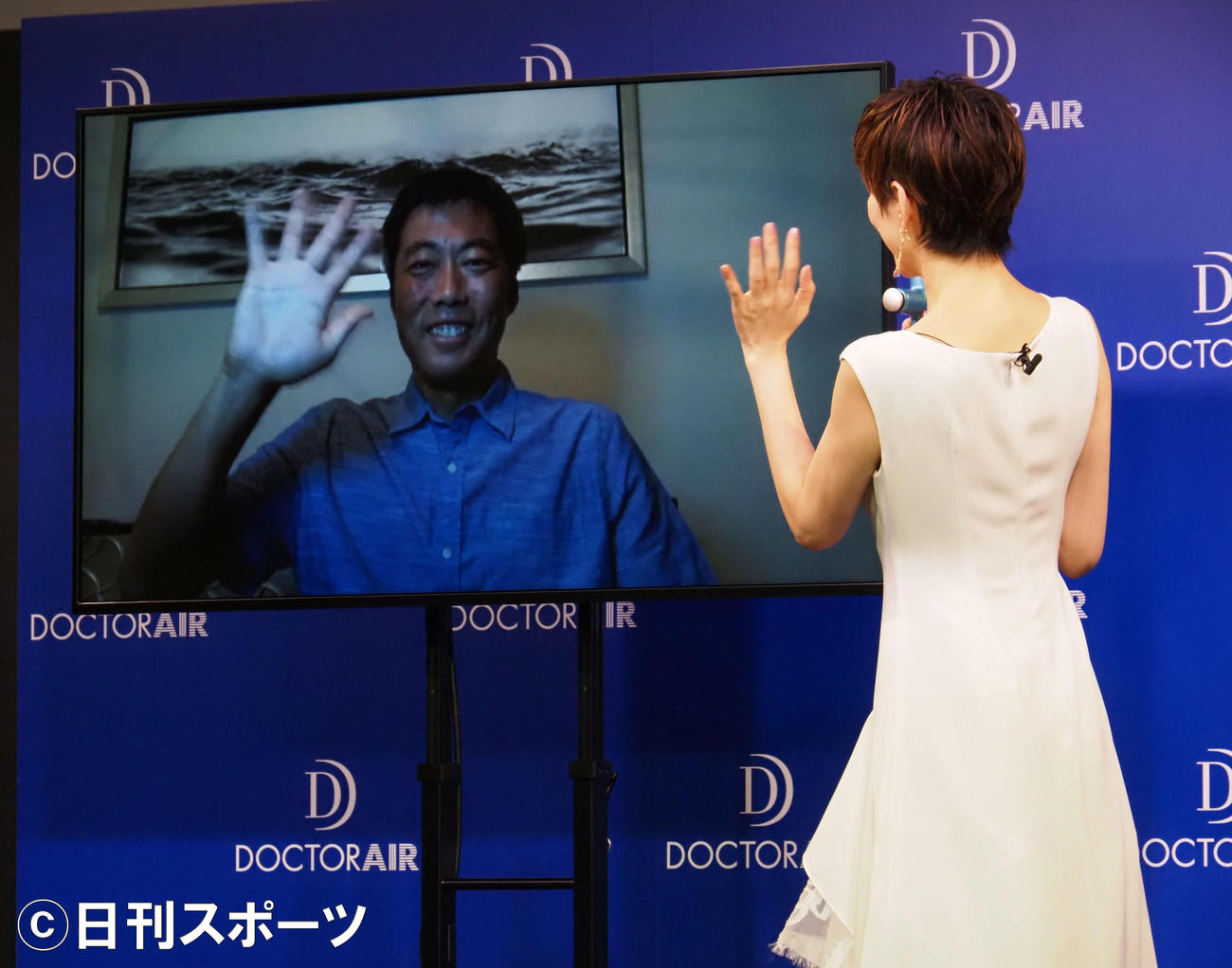 アメリカからリモート出演の上原浩治氏と手を振り合う米倉涼子（撮影・遠藤尚子）