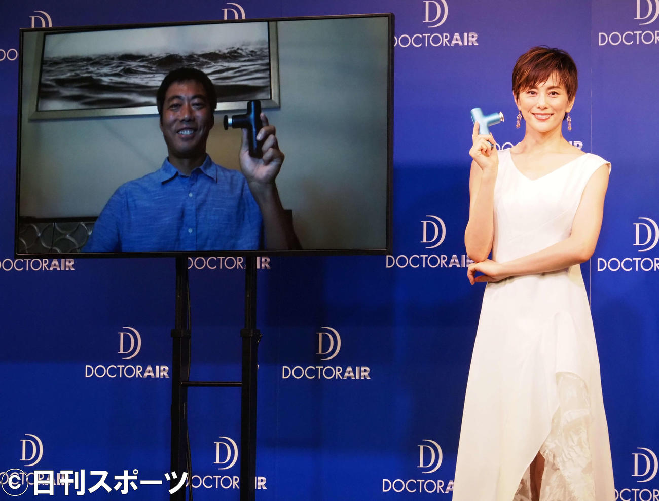 リモート参加の上原浩治氏と記念撮影する米倉涼子（撮影・遠藤尚子）
