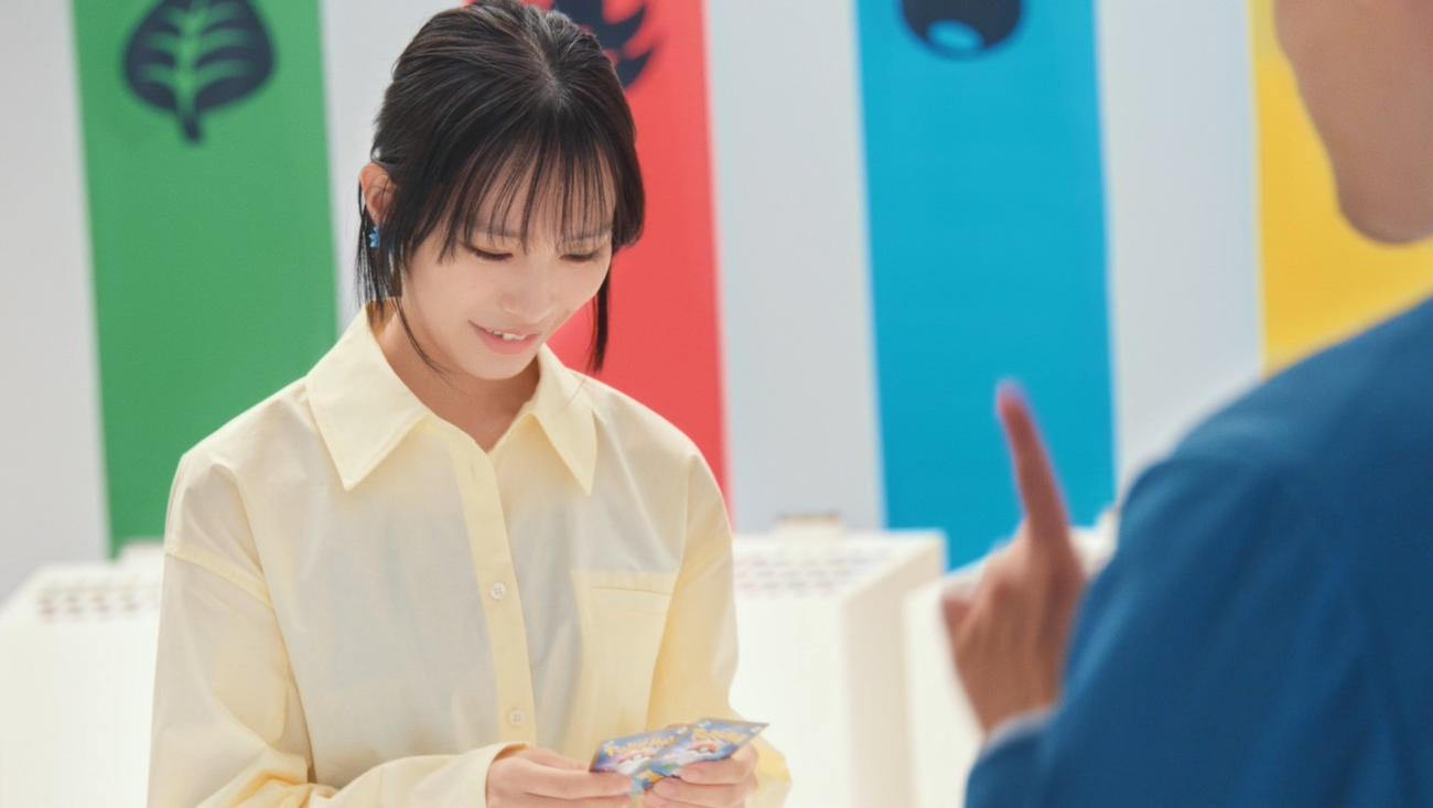 ポケモンカードゲーム新CMに出演した南沙良（左）と松丸亮吾