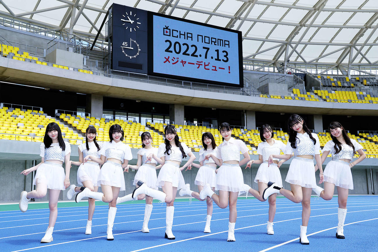13日にシングル「恋のクラウチングスタート/お祭りデビューだぜ！」でデビューするOCHA　NORMA。前列左から西﨑美空、窪田七海、米村姫良々、筒井澪心、北原もも。後列左から斉藤円香、広本瑠璃、田代すみれ、石栗奏美、中山夏月姫