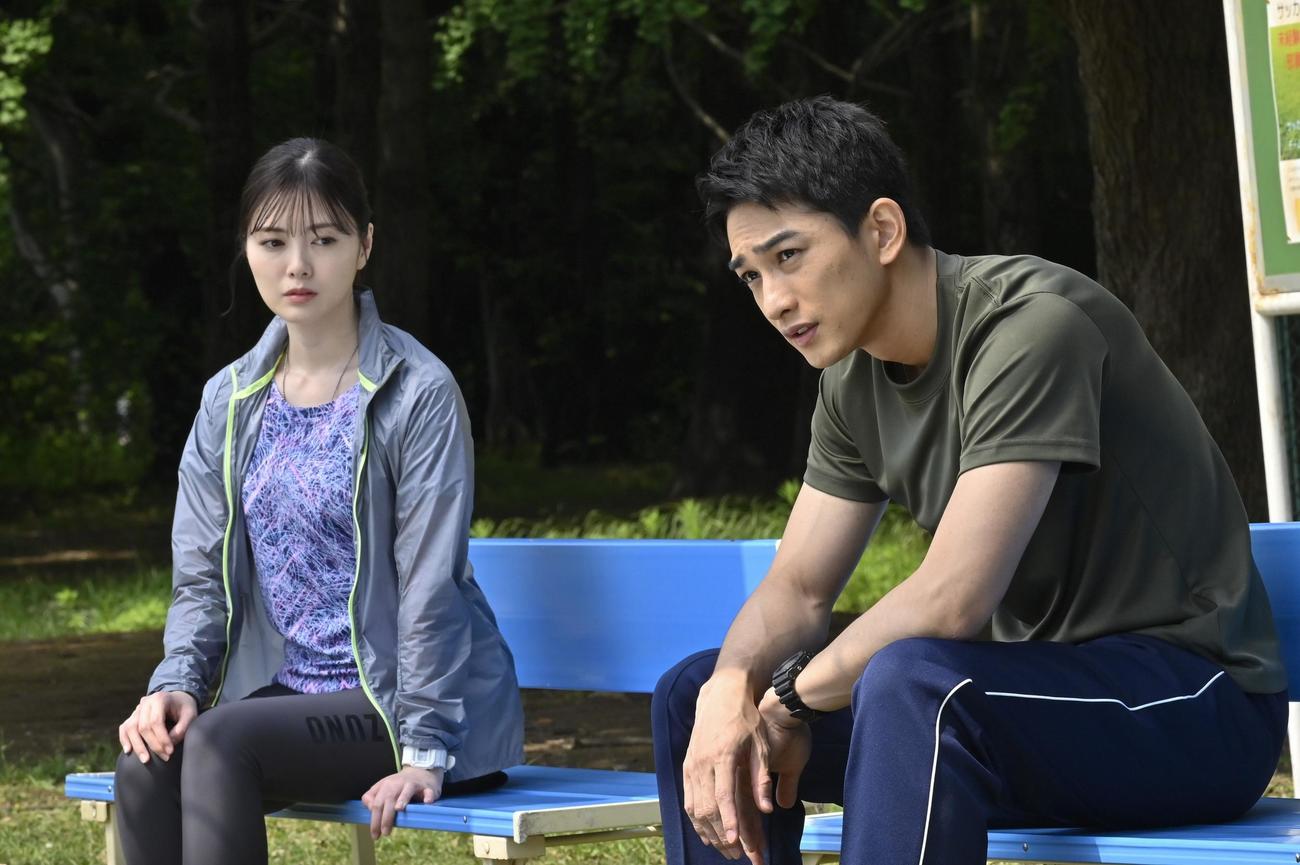 桜間冬美（白石麻衣＝左）から「輪を乱す人間はここには必要ない」と叱責（しっせき）された国生宙（町田啓太）は自衛隊を辞めようとした（C）フジテレビ