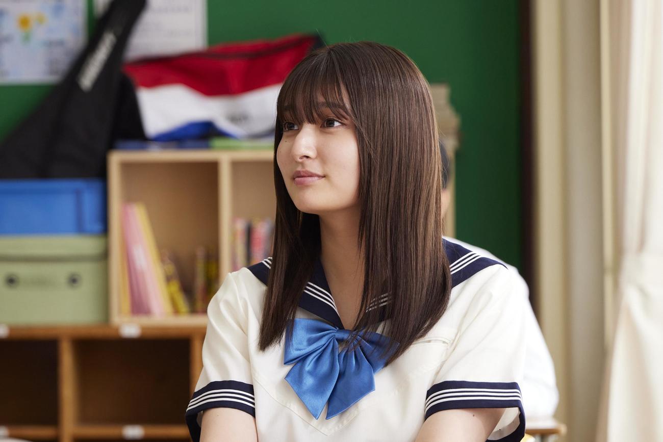 和泉冴（吉川愛）は音楽室に逃げ込んでいた（C）フジテレビ