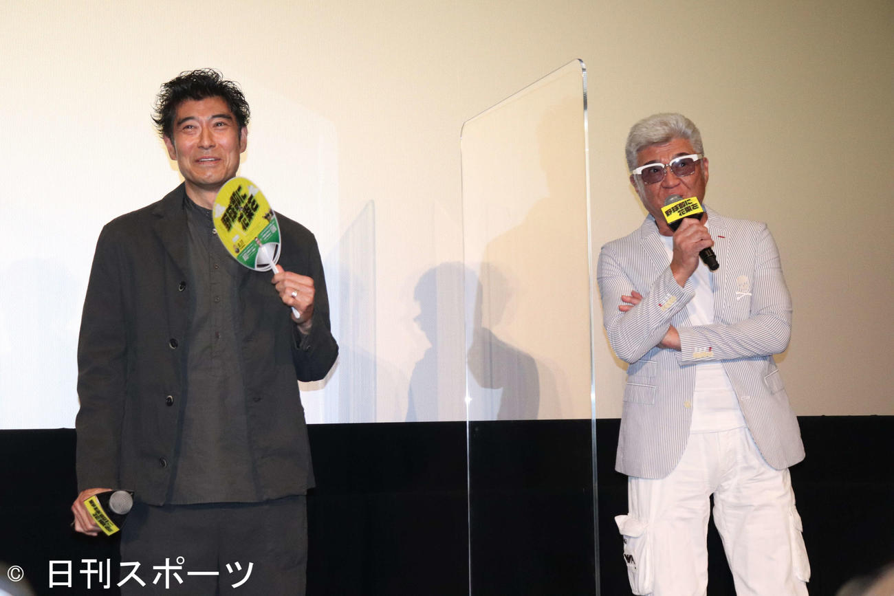 映画「野球部に花束を」完成披露上映会でメイキング特別動画を鑑賞した、高嶋政宏、小沢仁志（撮影・加藤理沙）