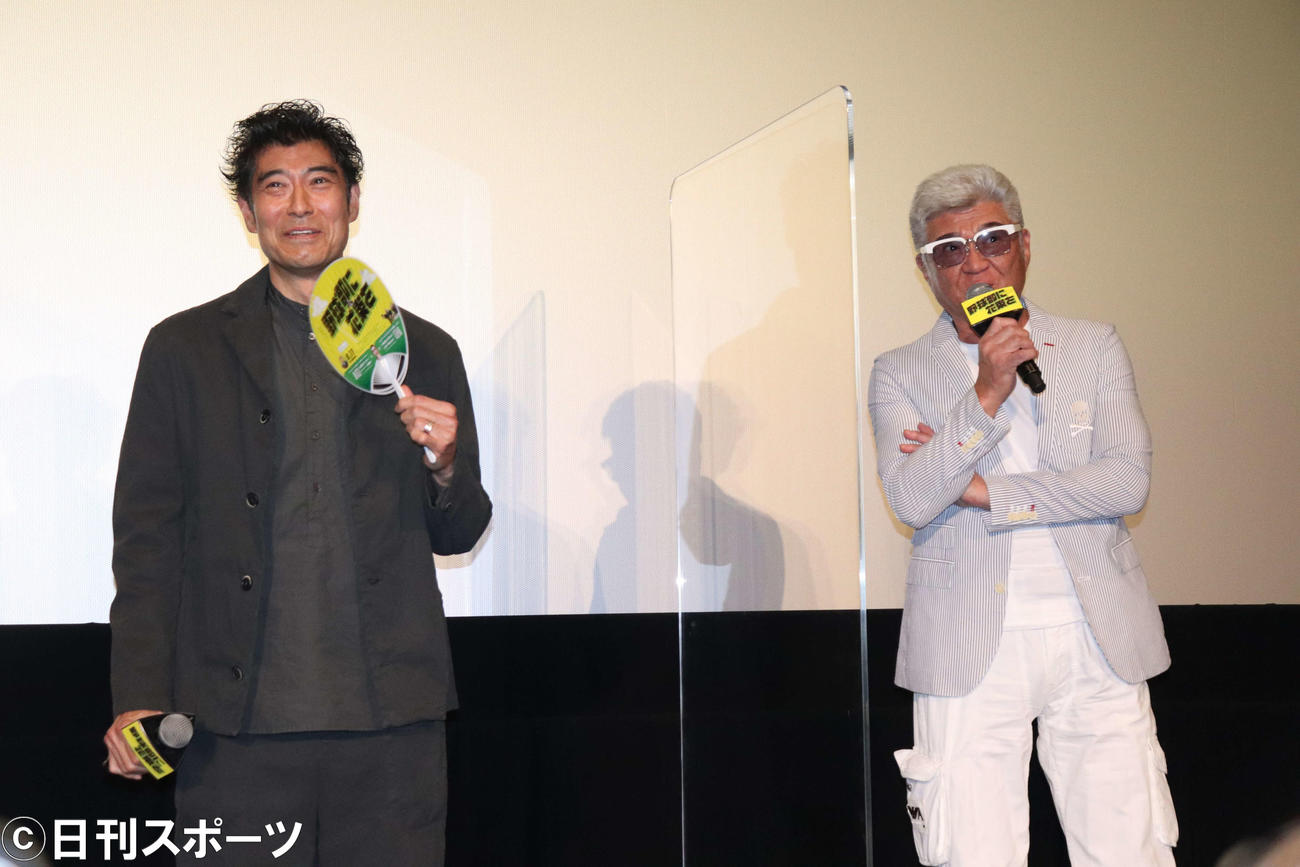 映画「野球部に花束を」完成披露上映会でメイキング特別動画を鑑賞した、高嶋政宏、小沢仁志（撮影・加藤理沙）