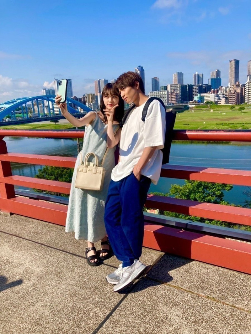 仲良く寄り添いながら自撮りする堀未央奈（左）と佐藤大樹（「理想ノカレシ」オフィシャルブログより）