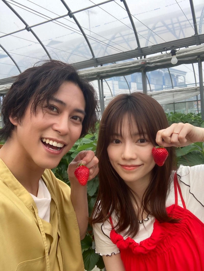 いちご狩りを楽しむ佐野岳（左）と島崎遥香（「私たち結婚しました3」オフィシャルブログより）