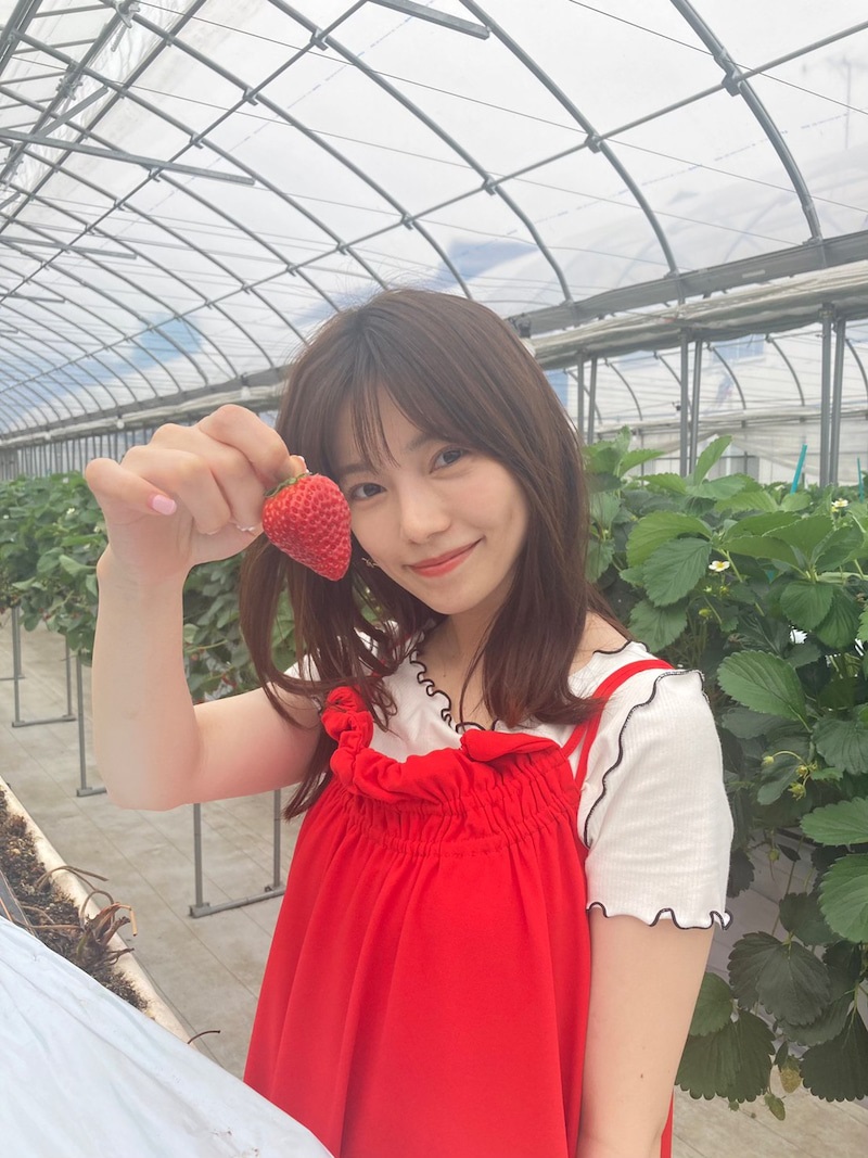 “いちごコーデ”赤いワンピース姿の島崎遥香（「私たち結婚しました3」オフィシャルブログより）