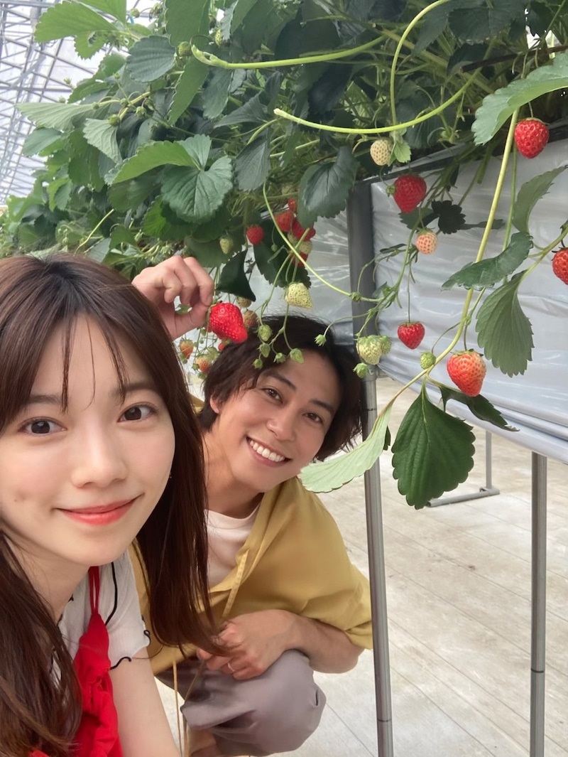 いちご狩りを楽しむ佐野岳（左）と島崎遥香（「私たち結婚しました3」オフィシャルブログより）