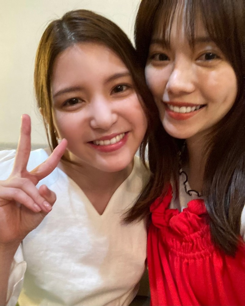 川島海荷（左）と、頬を寄せ合う島崎遥香（「私たち結婚しました3」オフィシャルブログより）