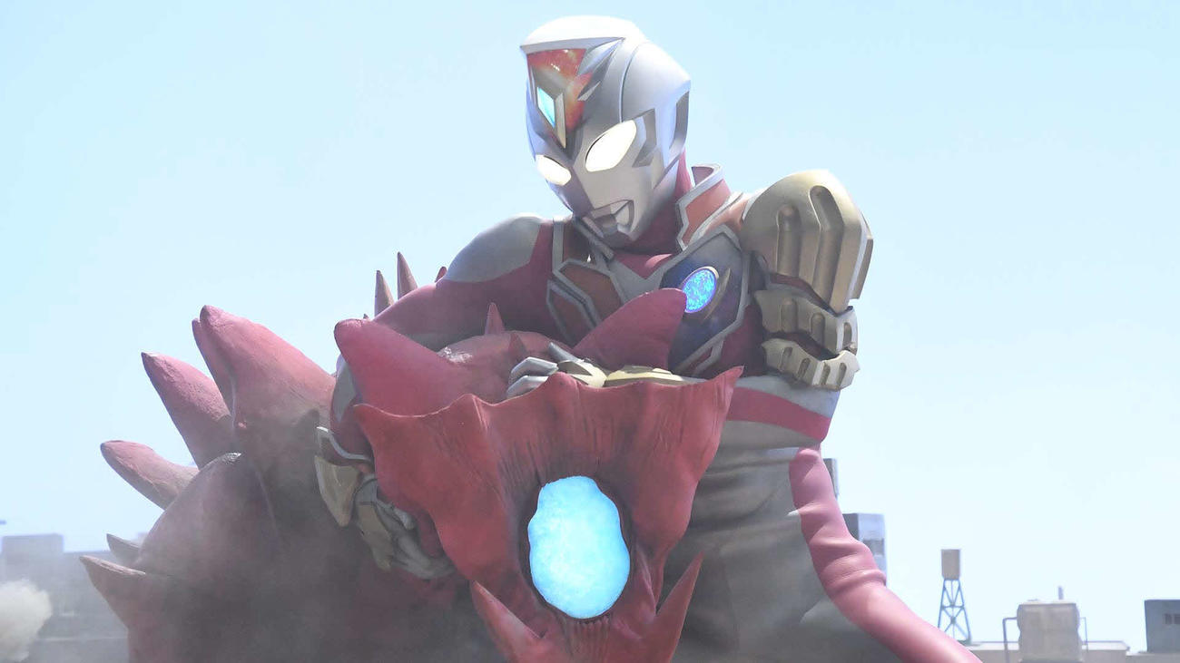 怪獣と戦うウルトラマンデッカー（C）円谷プロ（C）ウルトラマンデッカー製作委員会・テレビ東京