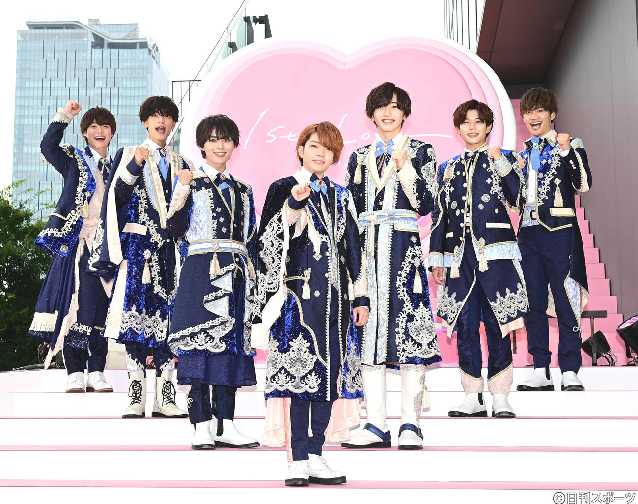 なにわ男子ファーストアルバム「1st Love」発売記念イベントに臨むなにわ男子の、左から大橋和也、高橋恭平、大西流星、西畑大吾、道枝駿佑、長尾謙杜、藤原丈一郎（撮影・小沢裕）