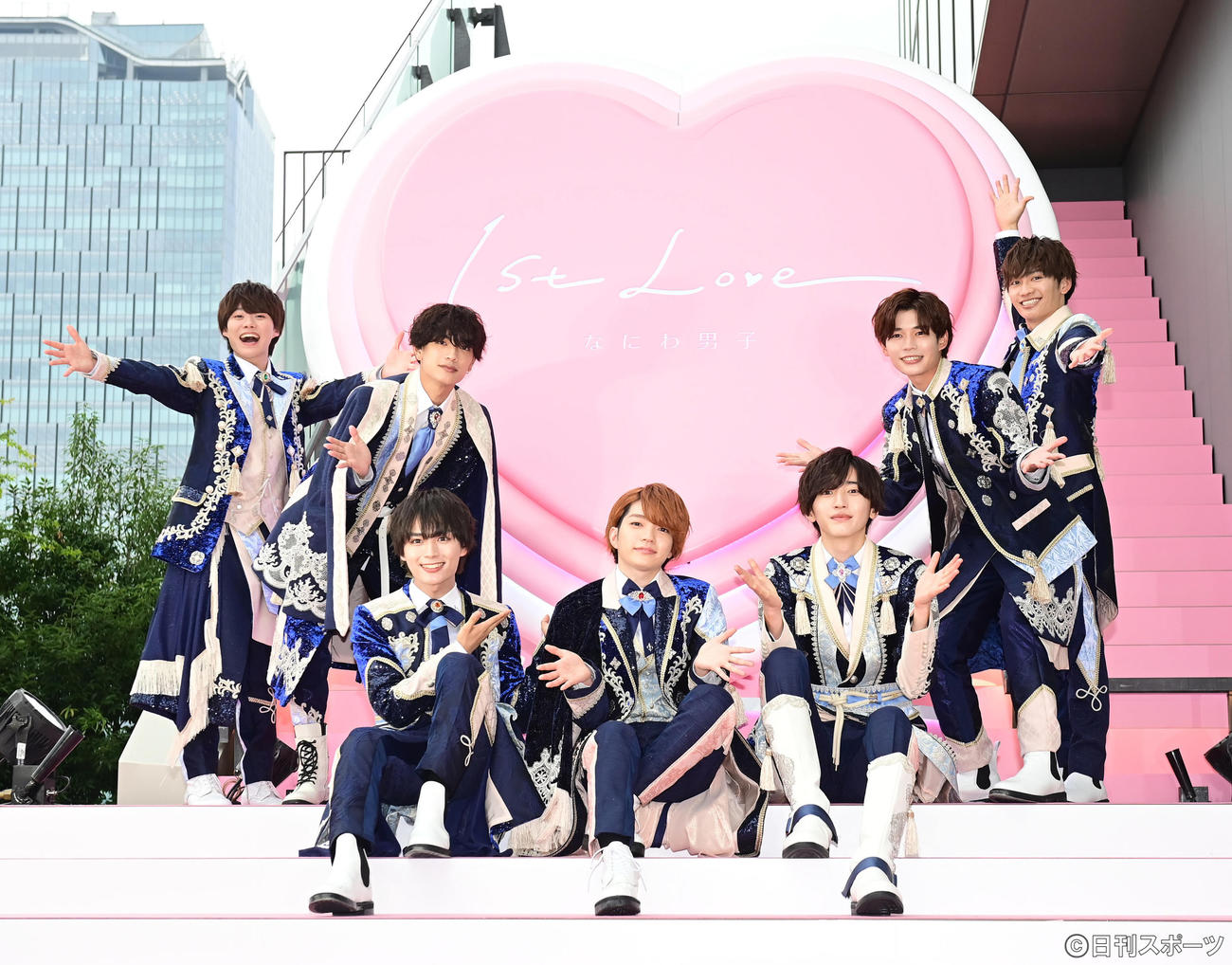 なにわ男子ファーストアルバム「1st Love」発売記念イベントに臨むなにわ男子の、左から大橋和也、高橋恭平、大西流星、西畑大吾、道枝駿佑、長尾謙杜、藤原丈一郎（撮影・小沢裕）