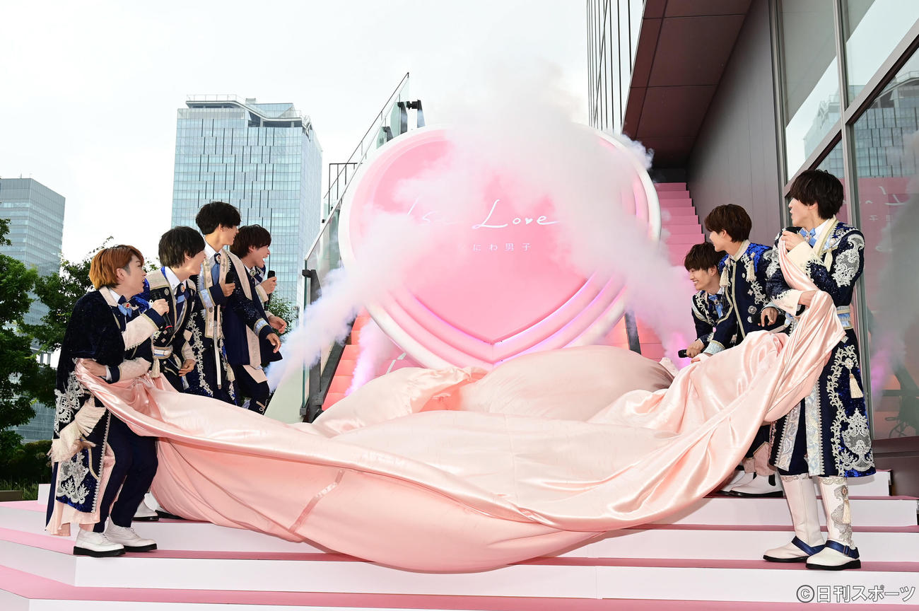 なにわ男子ファーストアルバム「1st Love」発売記念イベントでモニュメントの除幕をするなにわ男子のメンバーたち（撮影・小沢裕）