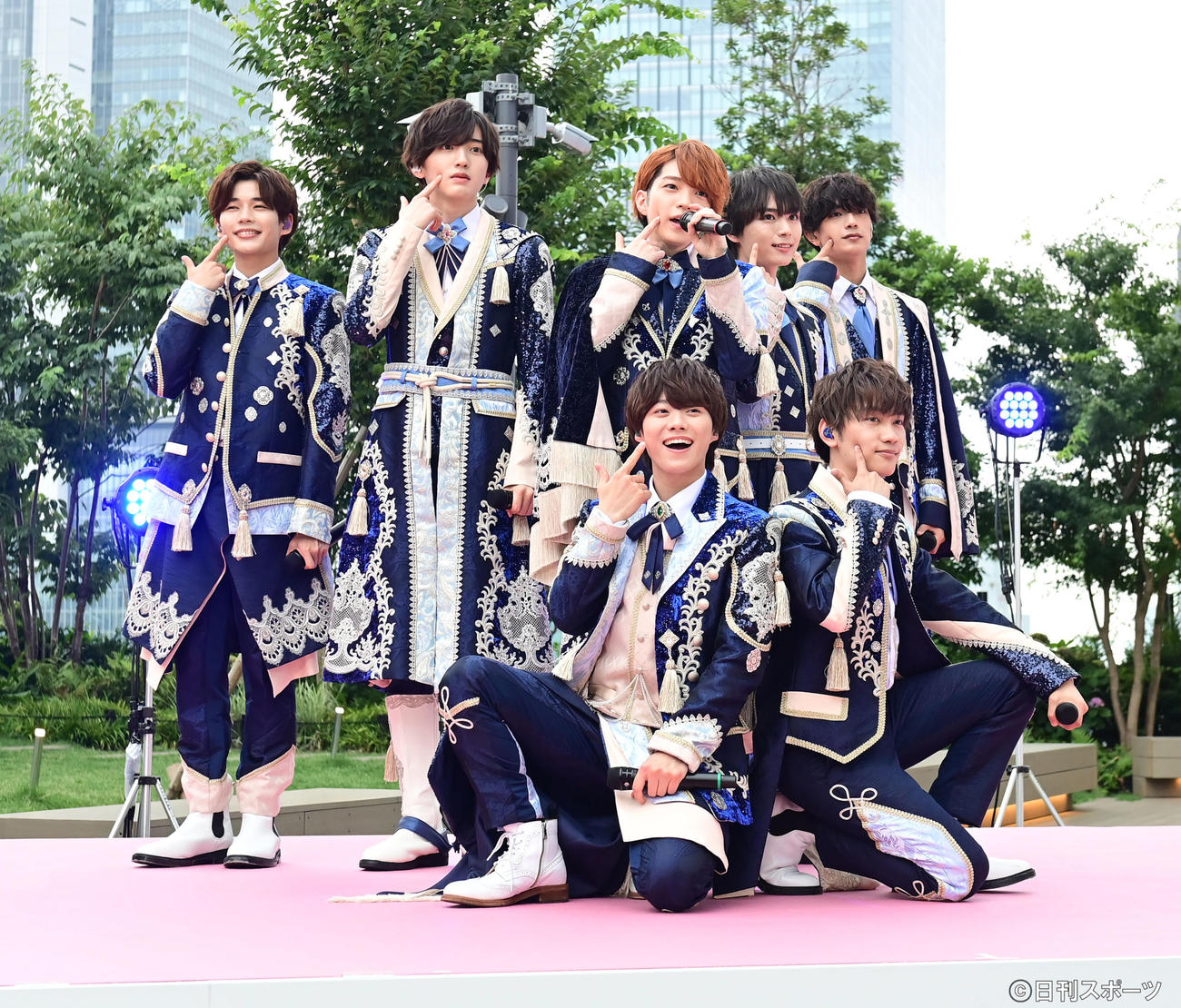 なにわ男子ファーストアルバム「1st Love」発売記念イベントで「初心LOVE（うぶらぶ）」を披露するなにわ男子の、前列左から大橋和也、藤原丈一郎、後列左から長尾謙杜、道枝駿佑、西畑大吾、大西流星、高橋恭平（撮影・小沢裕）