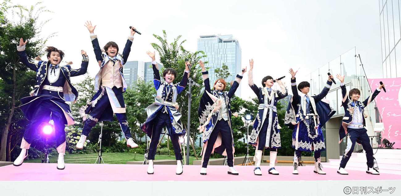 なにわ男子ファーストアルバム「1st Love」発売記念イベントで「初心LOVE（うぶらぶ）」を披露するなにわ男子の、前列左から大橋和也、藤原丈一郎、後列左から長尾謙杜、道枝駿佑、西畑大吾、大西流星、高橋恭平（撮影・小沢裕）
