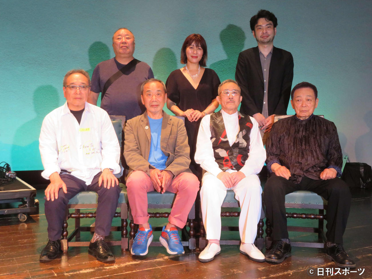 都内の早大大隈記念講堂で「村上春樹presents　山下洋輔トリオ　再乱入ライブ」を開催した、前列左から中村誠一、村上春樹氏、山下洋輔、森山威男、後列左から都築響一氏、坂本美雨、小川哲氏（撮影・村上幸将）
