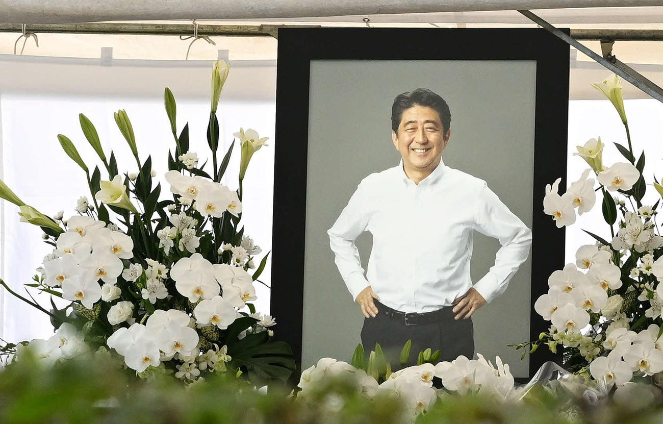 一般献花場に飾られた安倍晋三元首相の遺影（2022年7月11日撮影）