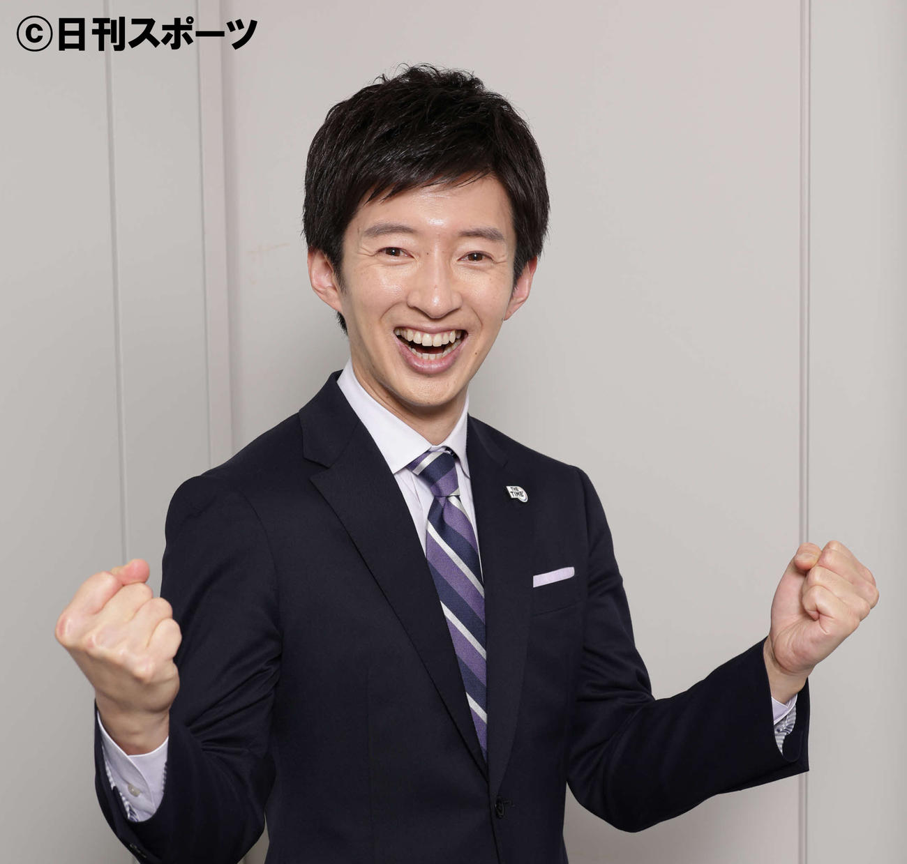 番組本番直後でも疲れを見せずガッツポーズをするTBS杉山真也アナウンサー（撮影・中島郁夫）