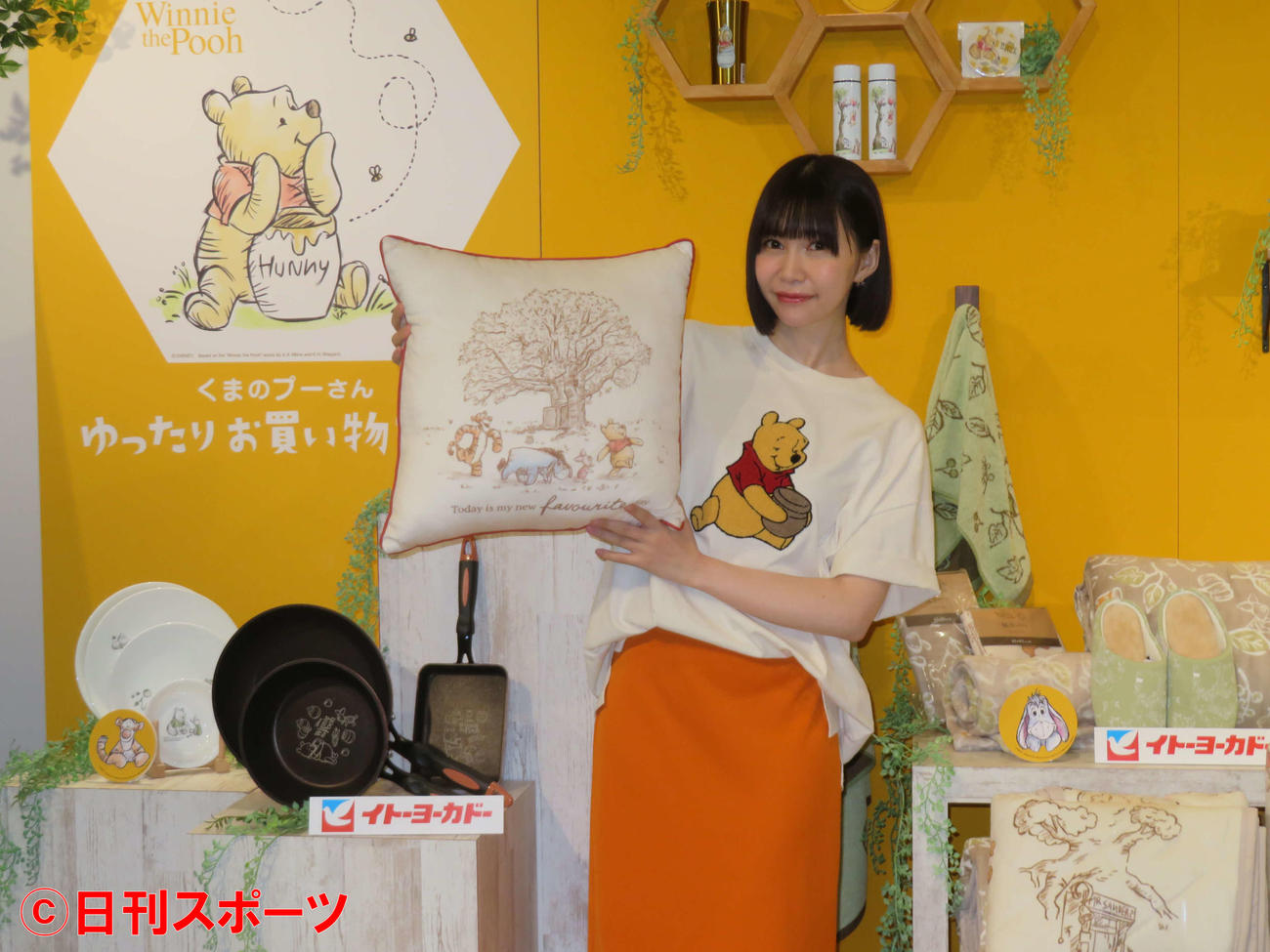 イトーヨーカドー「くまのプーさん　ゆったりお買い物フェア」キャンペーン説明会で、クイズに正解し、プーさん柄のクッションをゲットし、笑顔の西脇彩華（撮影・村上幸将）