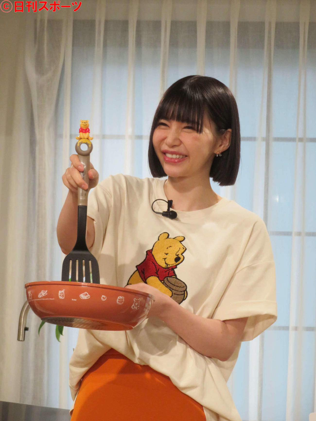 イトーヨーカドー「くまのプーさん　ゆったりお買い物フェア」キャンペーン説明会で、プーさんのフライパンを手に、笑顔の西脇彩華（撮影・村上幸将）