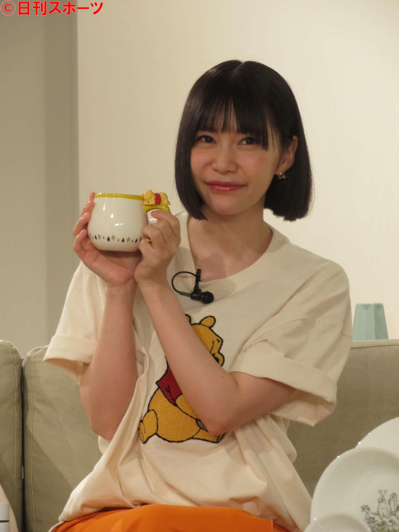 イトーヨーカドー「くまのプーさん　ゆったりお買い物フェア」キャンペーン説明会で、プーさんのカップを手に、笑顔の西脇彩華（撮影・村上幸将）