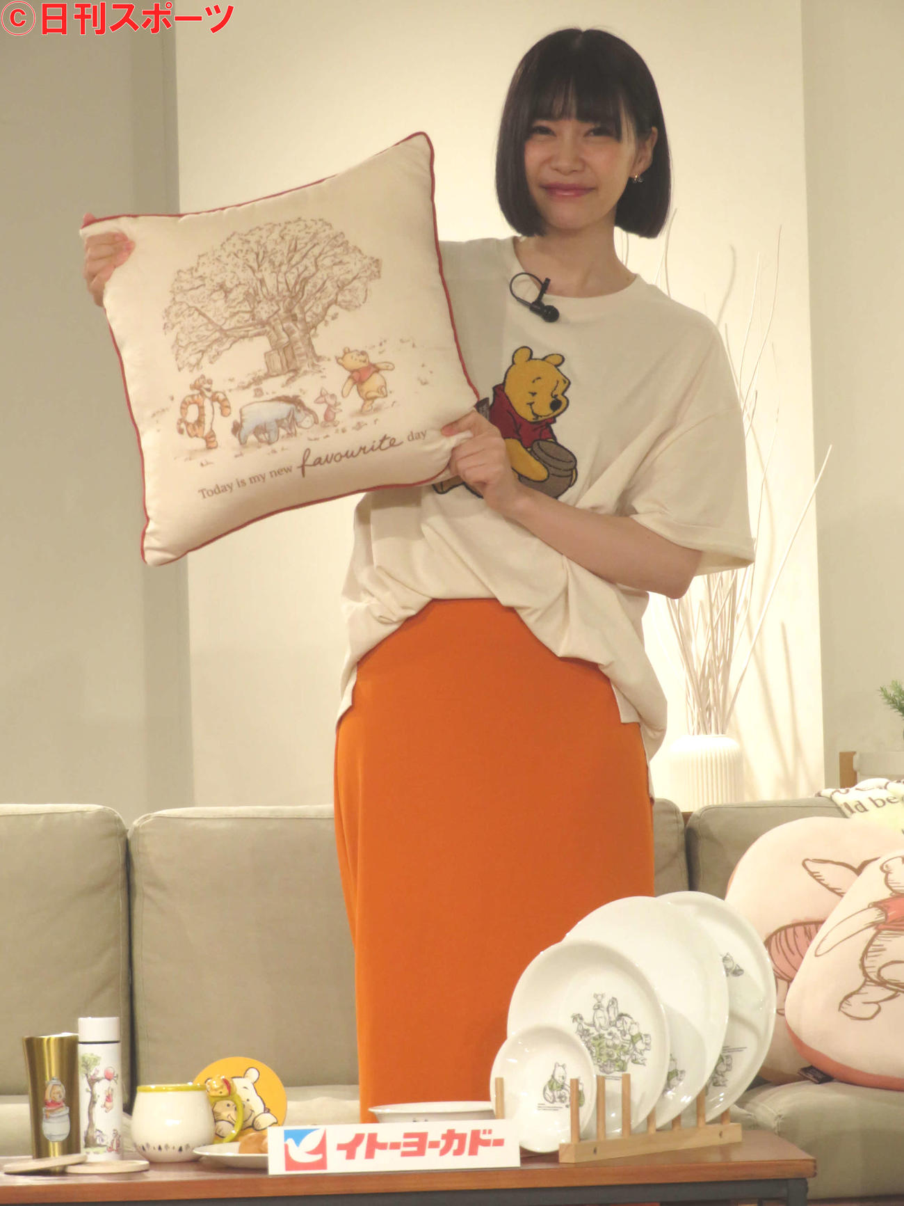 イトーヨーカドー「くまのプーさん　ゆったりお買い物フェア」キャンペーン説明会で、クイズに正解し、プーさん柄のクッションをゲットし、笑顔の西脇彩華（撮影・村上幸将）